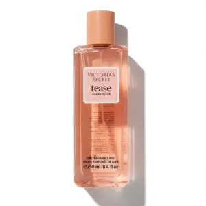Brume Victoria’s Secret Tease Sugar Fleur 250 ml sur table en bois, flacon rose élégant et lumineux.