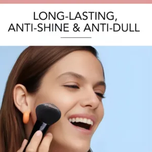 Femme souriante appliquant une poudre avec un gros pinceau. Slogan : Long-Lasting, Anti-Shine & Anti-Dull (Longue durée, anti-brillance et anti-terne).