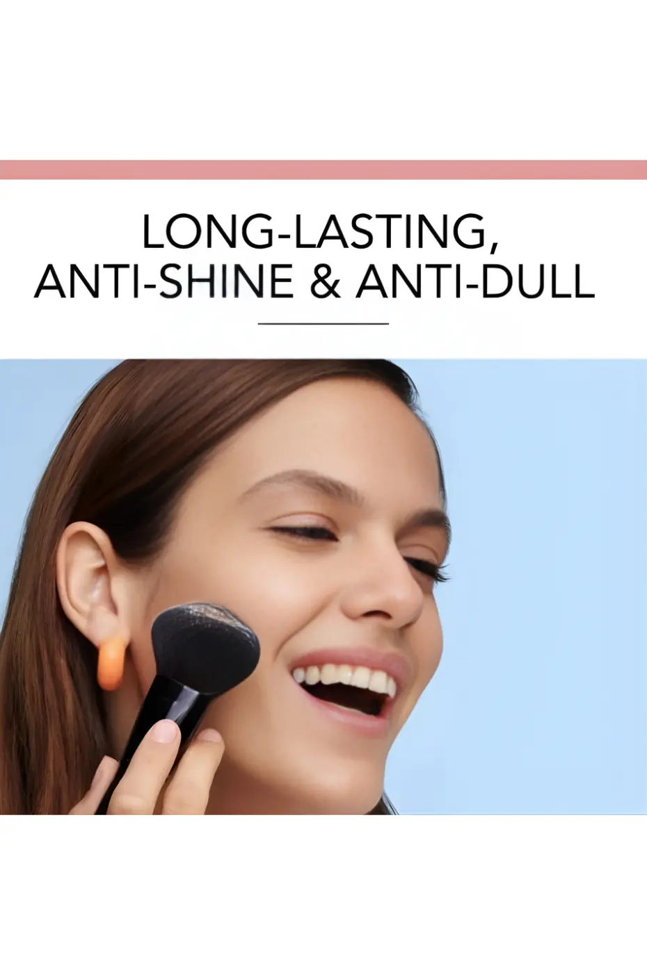 BOURJOIS Poudre Healthy Mix : Anti-Brillance Longue Durée Femme souriante appliquant une poudre avec un gros pinceau. Slogan : Long-Lasting, Anti-Shine & Anti-Dull (Longue durée, anti-brillance et anti-terne).