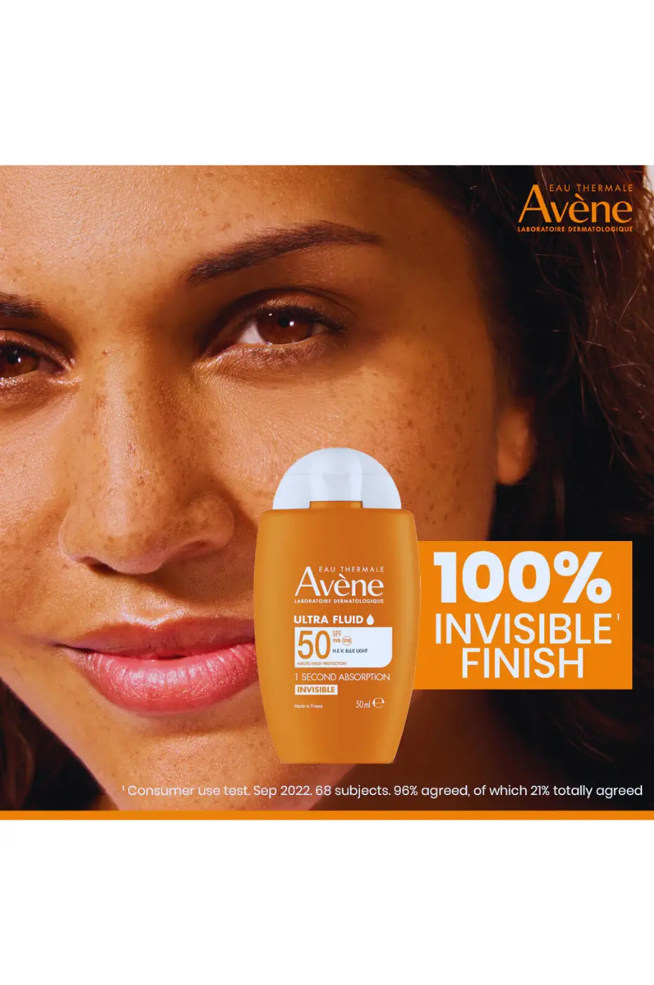 Avène Ultra Fluid SPF 50 : Fini Invisible et Peau Magnifique Gros plan sur le visage souriant d'une femme à la peau mate tenant le solaire Avène Ultra Fluid SPF 50+. Promesse : 100% Invisible.