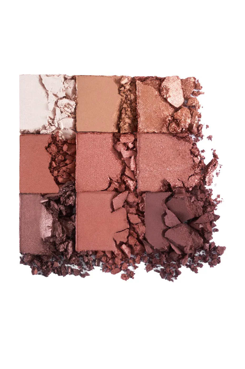 Explosion de Couleurs : Fards Flormar N°003 Brisé Gros plan artistique sur les 9 fards à paupières de la palette Flormar N°003, brisés et éparpillés, révélant la pigmentation poudreuse.