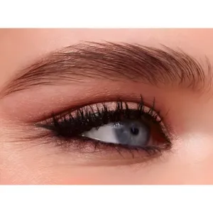 Gros plan sur un œil maquillé avec les fards Flormar N°003 : fards rosés/nudes, cils longs et sourcil brossé. Regard bleu clair.