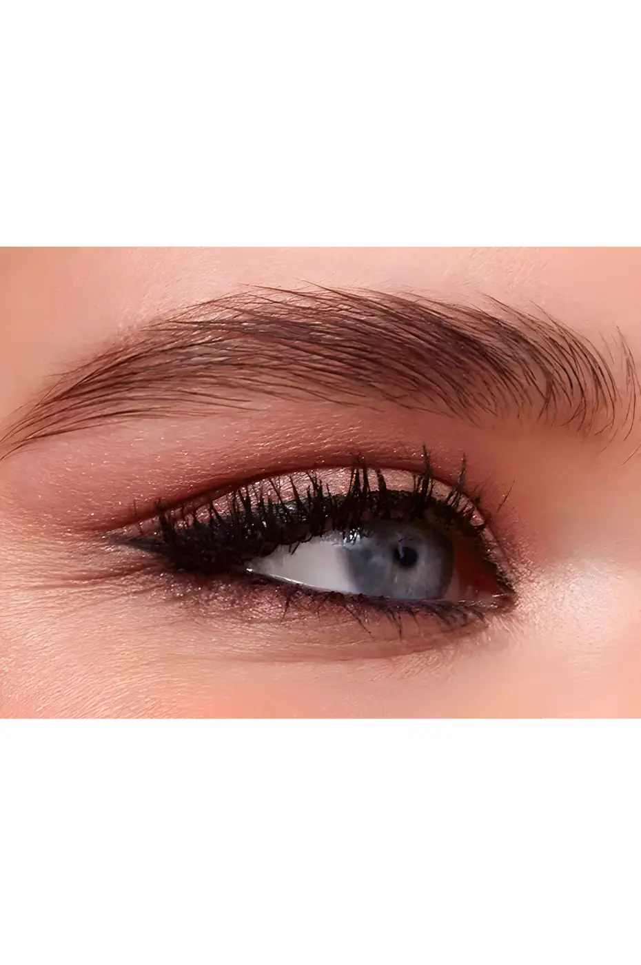 Regard Sublimé avec la Palette Flormar N°003 Gros plan sur un œil maquillé avec les fards Flormar N°003 : fards rosés/nudes, cils longs et sourcil brossé. Regard bleu clair.