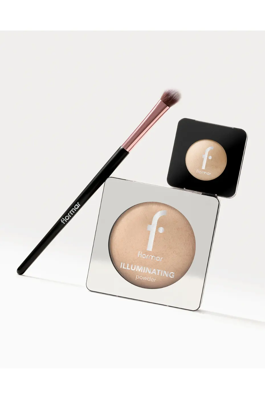 Flormar Illuminating Powder & Brush – Éclat raffiné Pinceau Flormar noir et poudres illuminatrices compactes beige nacré, élégantes et raffinées, pour un éclat lumineux naturel.