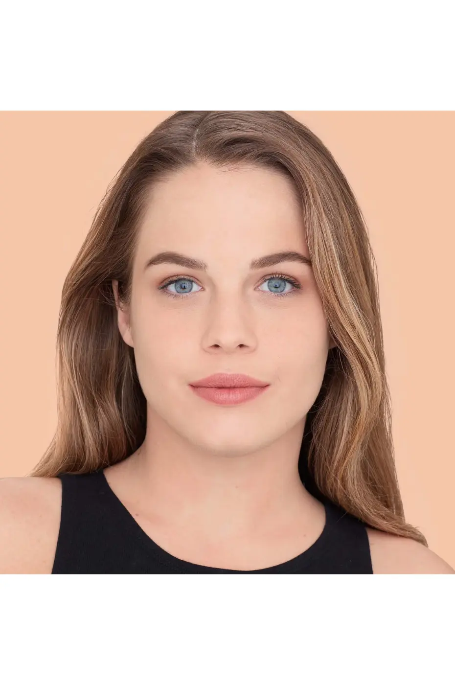 Regard rayonnant grâce au Correcteur Fit Me n°15 Portrait d'une femme souriante, teint lumineux et yeux bleus. Elle porte le correcteur Maybelline Fit Me n°15 pour unifier son teint.