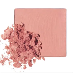 Gros plan sur la poudre du blush Maybelline Fit Me teinte Nude 15. Une partie est intacte, l'autre est émiettée en tas.