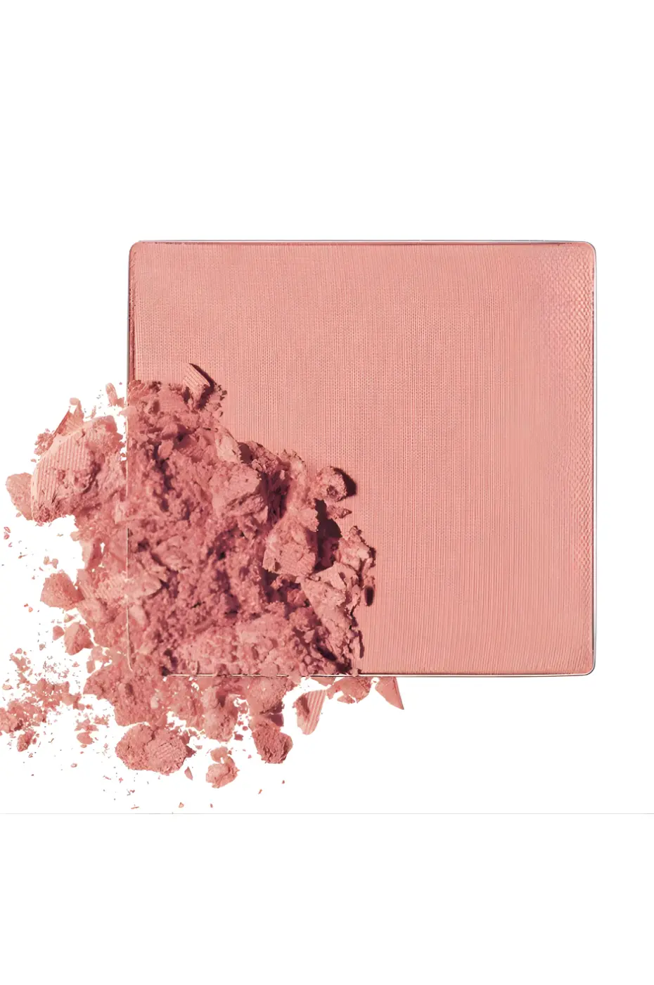 La Poudre Fit Me Blush Nude 15 : Texture et Couleur Gros plan sur la poudre du blush Maybelline Fit Me teinte Nude 15. Une partie est intacte, l'autre est émiettée en tas.