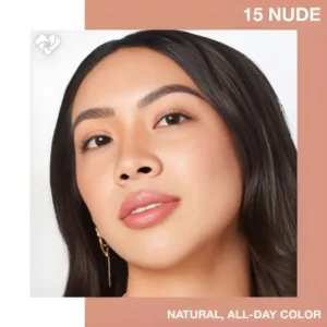 Portrait d'une femme utilisant le blush Maybelline Fit Me teinte 15 Nude, pour une couleur naturelle et durable. Texte : "15 NUDE", "NATURAL, ALL-DAY COLOR".