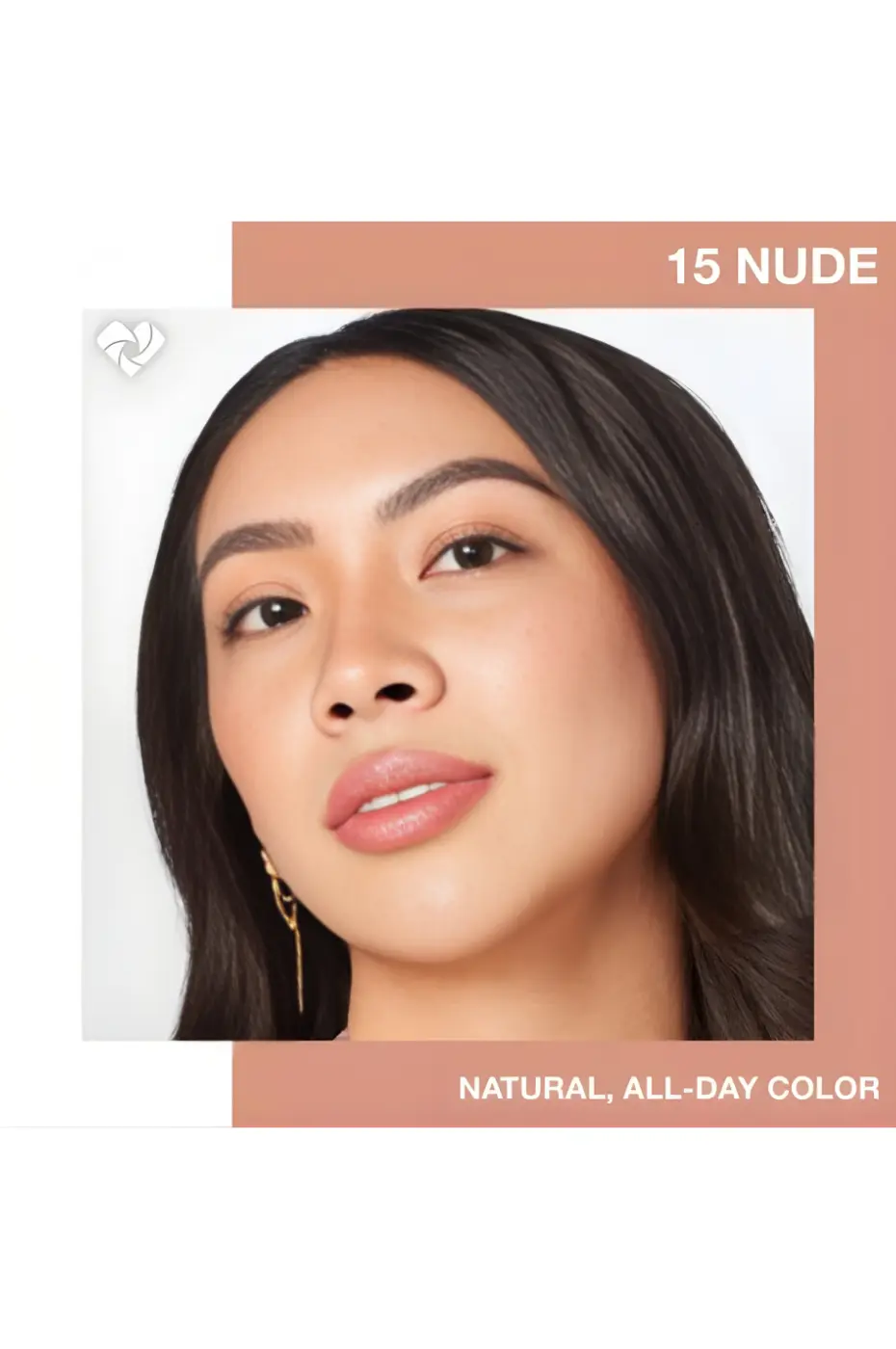 Résultat Maybelline Fit Me Blush 15 Nude : Éclat Naturel Portrait d'une femme utilisant le blush Maybelline Fit Me teinte 15 Nude, pour une couleur naturelle et durable. Texte : "15 NUDE", "NATURAL, ALL-DAY COLOR".