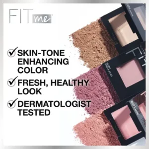 Aperçu des blushs Maybelline Fit Me avec poudres éparpillées (nude, rose, pêche). Mettant en avant les bénéfices : couleur rehaussant le teint, look frais et sain, testé dermatologiquement.