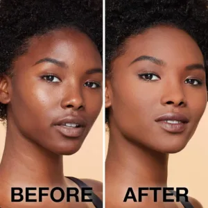 Image Avant/Après d'une femme noire aux cheveux crépus. À droite, le fond de teint Fit Me! unifie et matifie parfaitement son teint foncé.