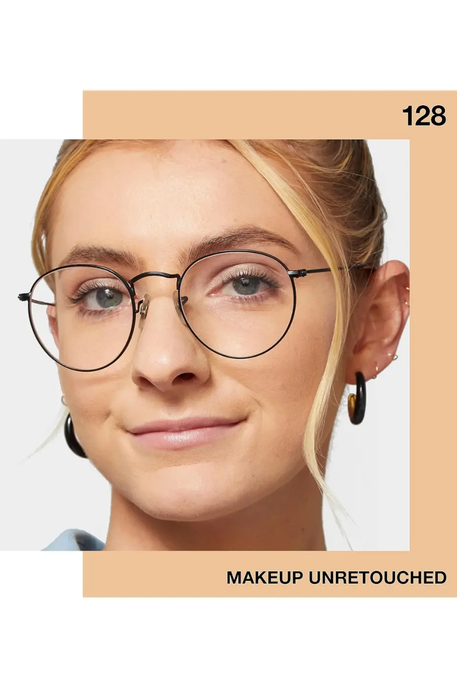 MAYBELLINE Fit Me! 128 : Teint Parfait Non Retouché Gros plan sur une femme blonde aux yeux bleus portant des lunettes. Son teint est sublimé par le fond de teint Maybelline Fit Me! teinte 128.