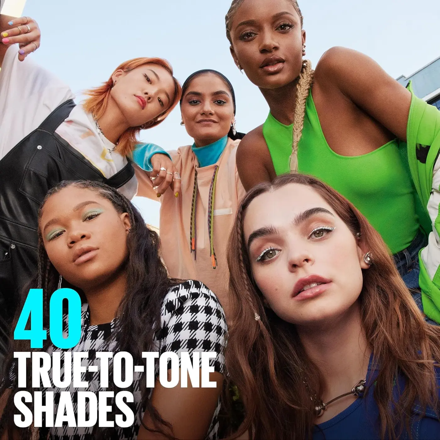 MAYBELLINE Fit Me! : 40 Teintes pour Toutes les Peaux Photo de groupe en plongée de cinq jeunes femmes de diverses ethnies et teints, mettant en avant la gamme de 40 vraies nuances de Maybelline.