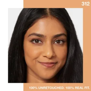 MAYBELLINE FIT ME FDT MATTE N°312. Portrait d'une femme souriante, teint unifié, 100% sans retouche.