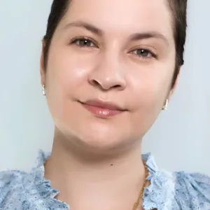 Portrait de femme avec le fond de teint Maybelline Fit Me Matte + Poreless 105, teint unifié et matifié.
