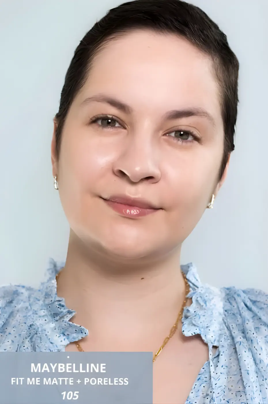 Après : Fond de Teint Maybelline Fit Me 105 Appliqué Portrait de femme avec le fond de teint Maybelline Fit Me Matte + Poreless 105, teint unifié et matifié.