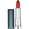 Rouge à lèvres Maybelline mat, teinte rouge corail (N°968) dans son tube métallique argenté, capuchon gris-bleu posé à côté sur fond blanc.