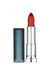 Rouge à lèvres Maybelline mat, teinte rouge corail (N°968) dans son tube métallique argenté, capuchon gris-bleu posé à côté sur fond blanc.