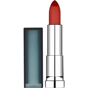 Rouge à lèvres Maybelline mat, teinte rouge corail (N°968) dans son tube métallique argenté, capuchon gris-bleu posé à côté sur fond blanc.