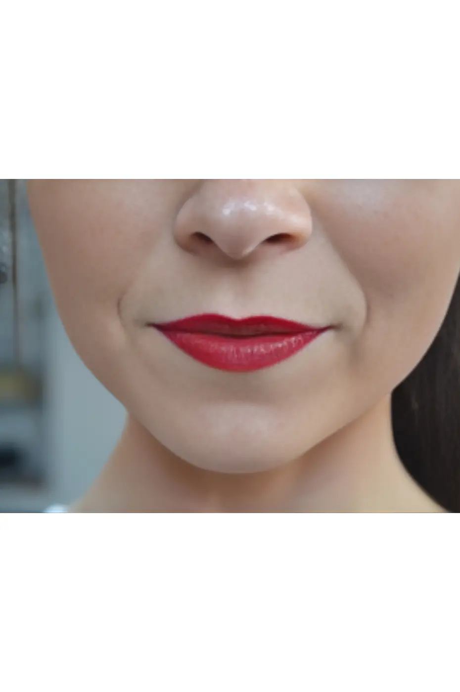 Sourire Subtil : Lèvres Rouges Intenses et Lumineuses Gros plan sur un sourire subtil, avec des lèvres pulpeuses maquillées d'un rouge intense et lumineux.
