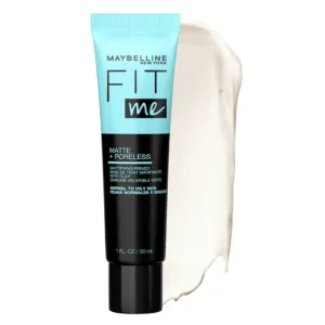 Tube du primer Maybelline Fit Me Matte + Poreless à côté d'une trace de sa texture crémeuse blanche. Pour peaux normales à grasses.