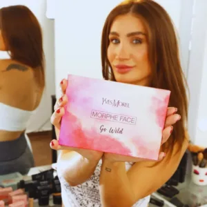 Femme aux cheveux bruns tenant la palette de poudres pour le visage YVES MOREL MORPHE FACE Contouring "Go Wild".