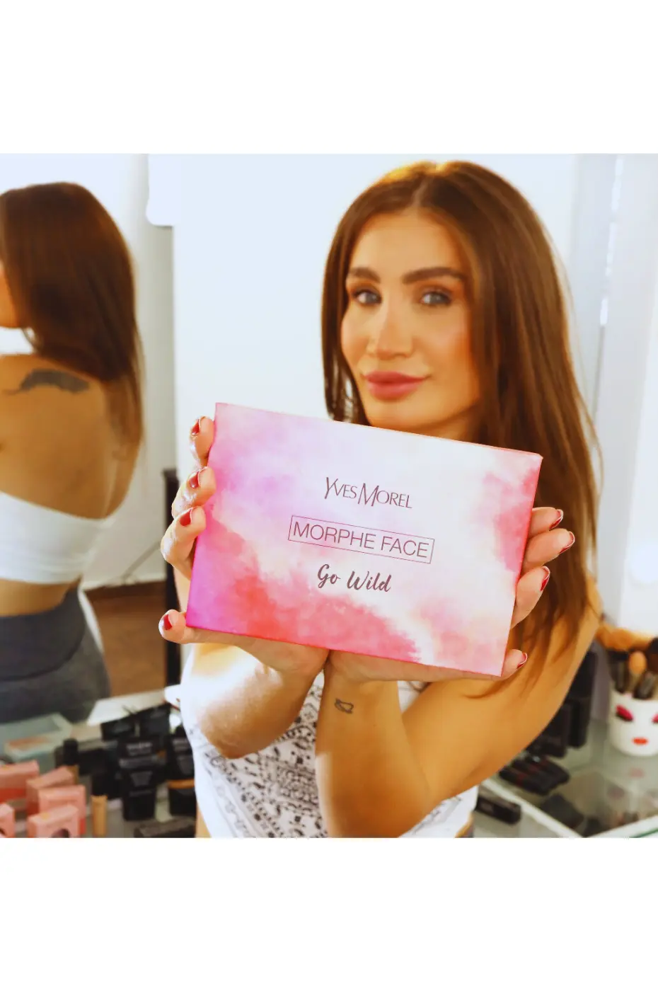 YVES MOREL MORPHE FACE : La palette « Go Wild » Femme aux cheveux bruns tenant la palette de poudres pour le visage YVES MOREL MORPHE FACE Contouring "Go Wild".