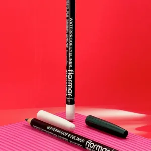 Deux crayons eyeliner Flormar Waterproof $\text{N}^\circ 113$ blanc et foncé, posés sur un fond rose vif texturé.