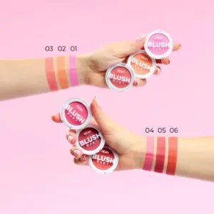 Deux mains tenant les six boîtiers de blush HEAN BLUSH BABY (N°01 à N°06) avec des swatchs des teintes sur les avant-bras.