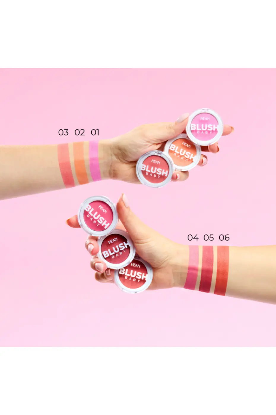 Collection Complète HEAN BLUSH BABY – Swatchs et Teintes Deux mains tenant les six boîtiers de blush HEAN BLUSH BABY (N°01 à N°06) avec des swatchs des teintes sur les avant-bras.
