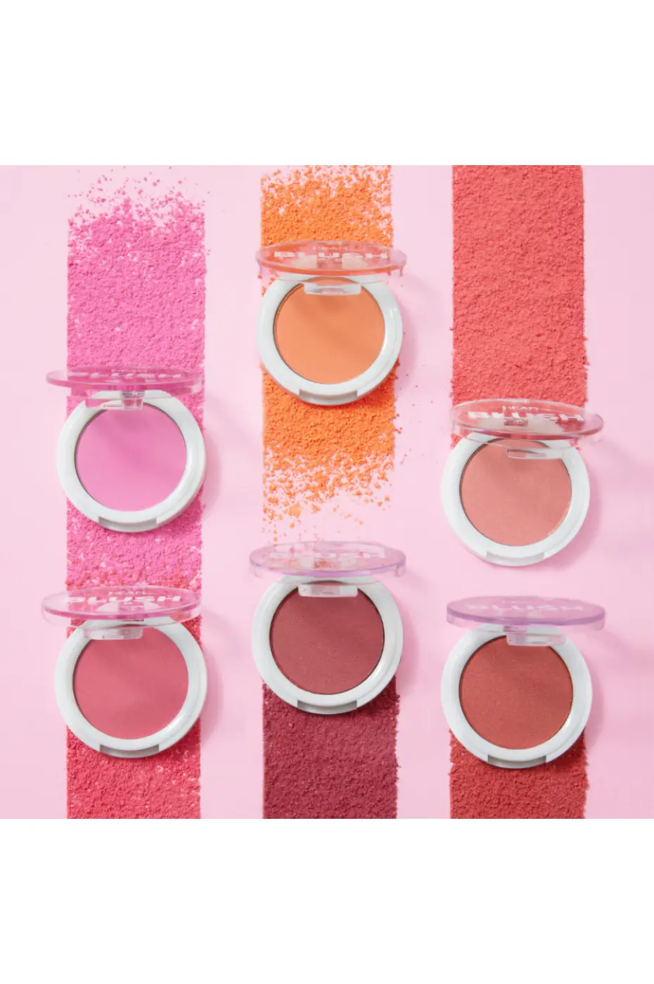 Collection HEAN BLUSH BABY – Les 6 Teintes Poudrées Les six teintes de blush HEAN BLUSH BABY disposées en deux rangées de trois sur un fond rose avec les swatches poudre en arrière-plan.