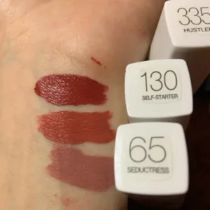 Échantillons des rouges à lèvres Maybelline Super Stay Matte Ink sur la peau, incluant le N°65 Seductress (nude rosé) et d'autres teintes.