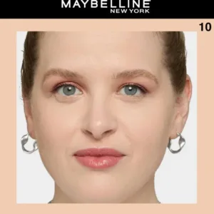 Femme portant le Correcteur Maybelline Fit Me N°10 (Ivoire) pour un teint mat, unifié et éclatant.