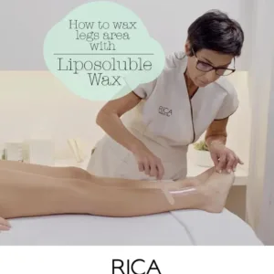 Esthéticienne appliquant de la cire liposoluble Rica sur la jambe d'une cliente. Instruction : How to wax legs area.