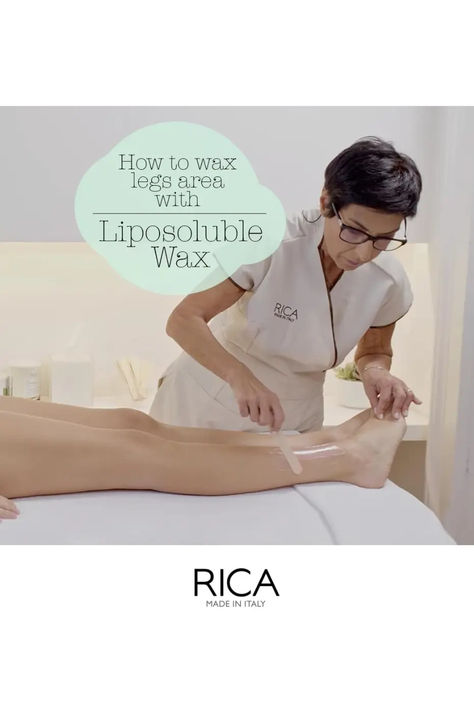 Epilation jambes Esthéticienne appliquant de la cire liposoluble Rica sur la jambe d'une cliente. Instruction : How to wax legs area.