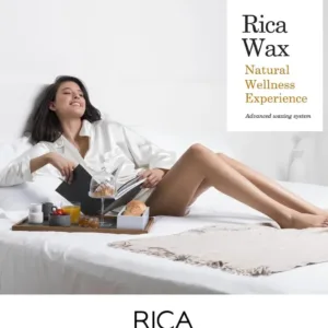 Jeune femme souriante, jambes lisses, profitant d'un petit déjeuner au lit. Thème : Rica Wax, Natural Wellness.
