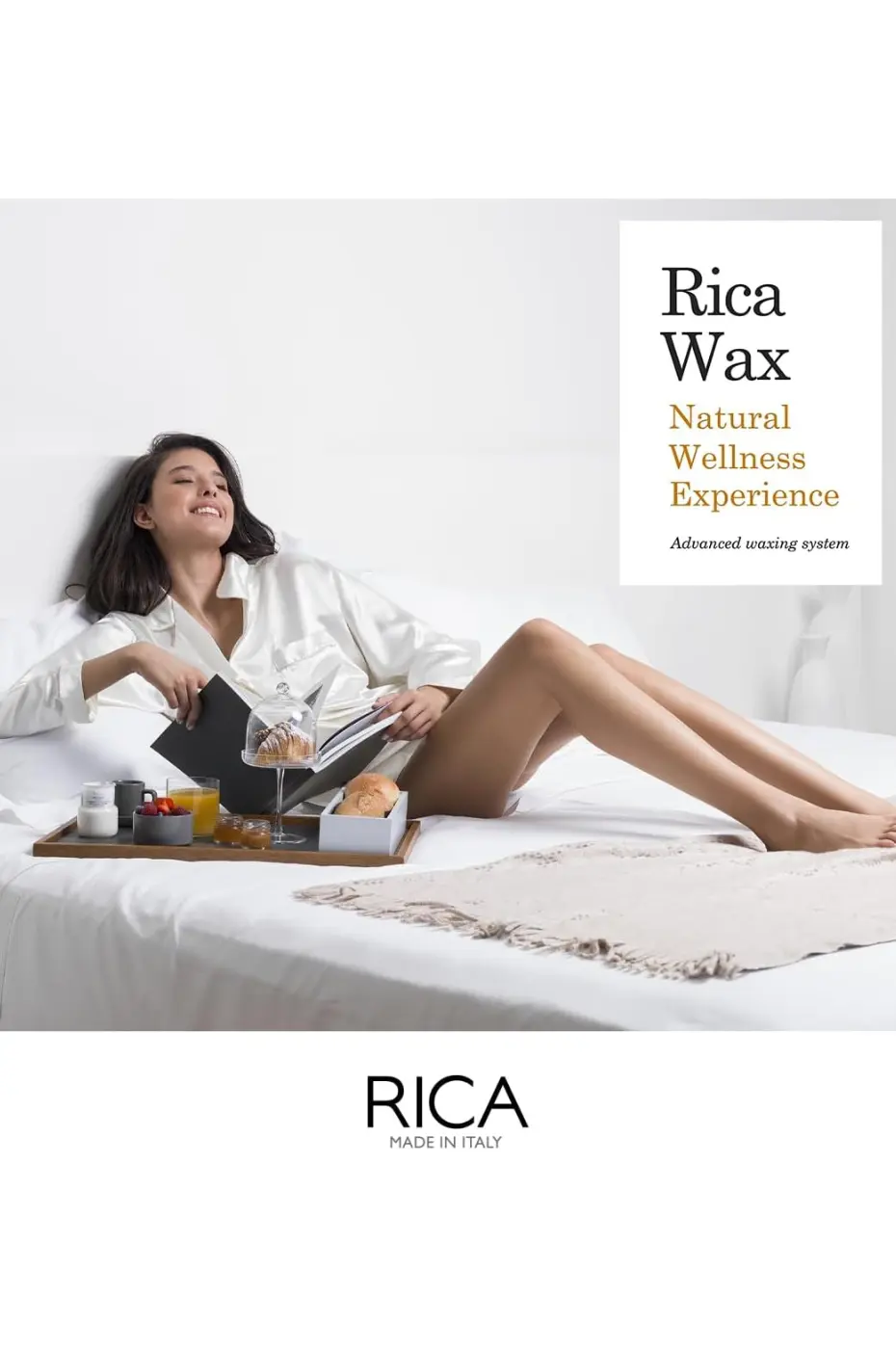 Expérience de Bien-être et Beauté Naturelle Jeune femme souriante, jambes lisses, profitant d'un petit déjeuner au lit. Thème : Rica Wax, Natural Wellness.
