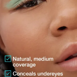 Gros plan sur un visage maquillé avec les bénéfices de l'anti-cernes Fit Me : couvrance naturelle, masque cernes et non comédogène.