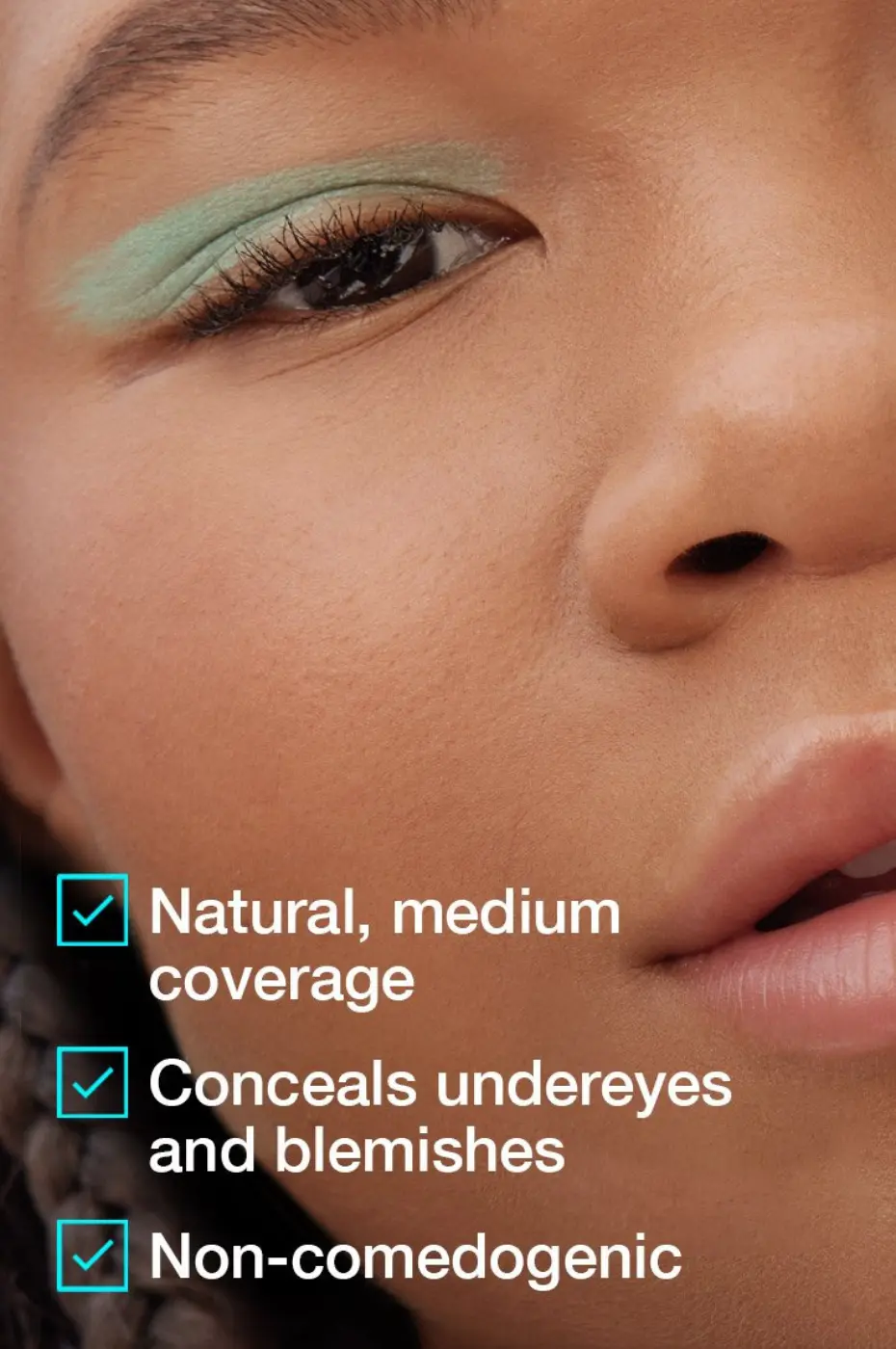 Fit Me : Couvrance Naturelle, Teint Parfait et Zéro Défaut Gros plan sur un visage maquillé avec les bénéfices de l'anti-cernes Fit Me : couvrance naturelle, masque cernes et non comédogène.