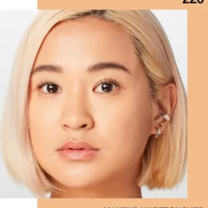 Gros plan du modèle portant le fond de teint Maybelline Fit Me Matte + Poreless, teinte 220. Maquillage non retouché, finition mate naturelle.