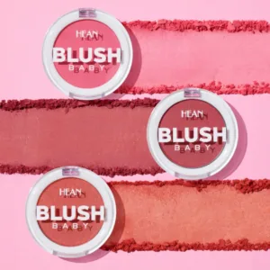Gros plan sur trois boîtiers de blush HEAN BLUSH BABY et leurs swatches poudre en arrière-plan, montrant des teintes rose, rouge et corail.