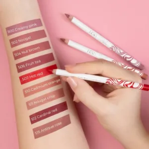 Swatch sur bras de huit crayons à lèvres HEAN Sensual avec leurs noms : Creamy Pink, Nougat, Nut Brown, Fruit Tea, Hot Red, Cadmium Orange, Nougat Crisp, Cardinal Red, Antique Rose.