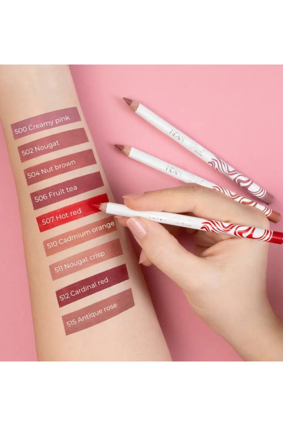 HEAN Sensual Lip Liner : Les 8 Teintes Essentielles Swatch sur bras de huit crayons à lèvres HEAN Sensual avec leurs noms : Creamy Pink, Nougat, Nut Brown, Fruit Tea, Hot Red, Cadmium Orange, Nougat Crisp, Cardinal Red, Antique Rose.