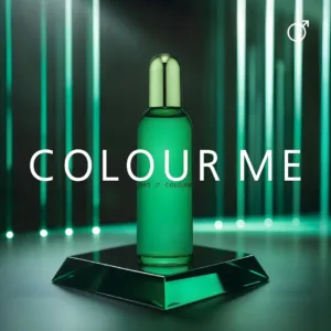 Bouteille de parfum Colour Me Green pour homme, mise en scène dramatique avec lumières vertes et piédestal en verre. Branding "COLOUR ME".