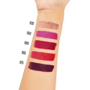 Swatch de cinq teintes de rouges à lèvres mats sur l'avant-bras : N° 930 (nude), N° 950 (fuchsia), N° 960 (rouge foncé), N° 965 (rouge vif) et N° 975 (prune).
