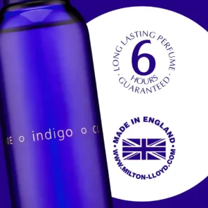 Gros plan sur le flacon Colour Me Indigo, mentionnant la garantie de 6 heures de longue tenue et la fabrication anglaise.