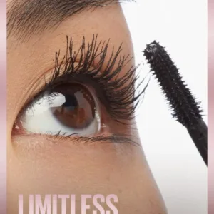 Mascara Sky High appliqué sur les cils d'un modèle, montrant la brosse et l'effet "Limitless Length + Volume" sur les longs cils.