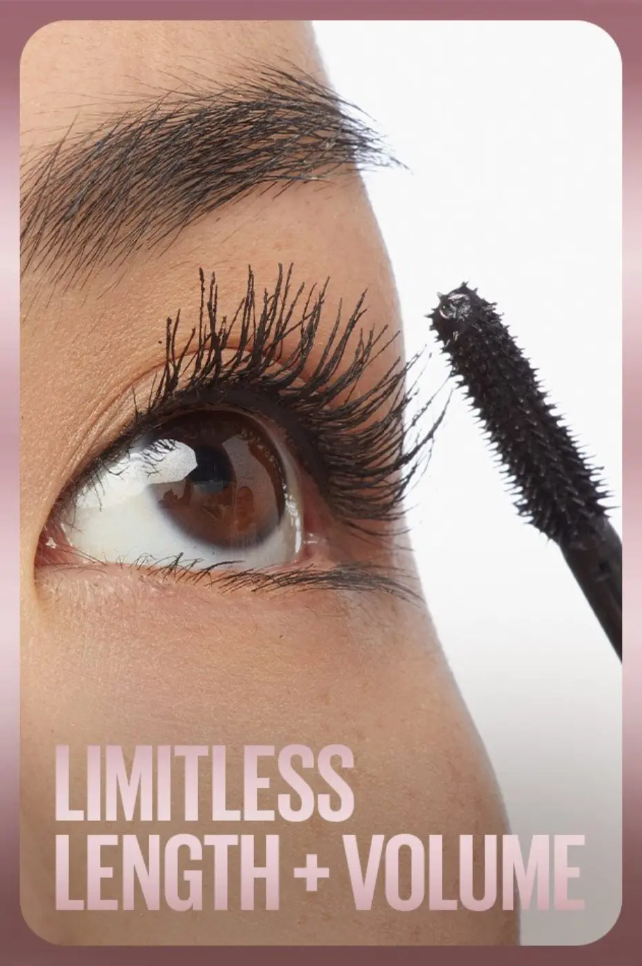 Mascara Sky High : Longueur Illimitée et Volume Extrême Mascara Sky High appliqué sur les cils d'un modèle, montrant la brosse et l'effet "Limitless Length + Volume" sur les longs cils.