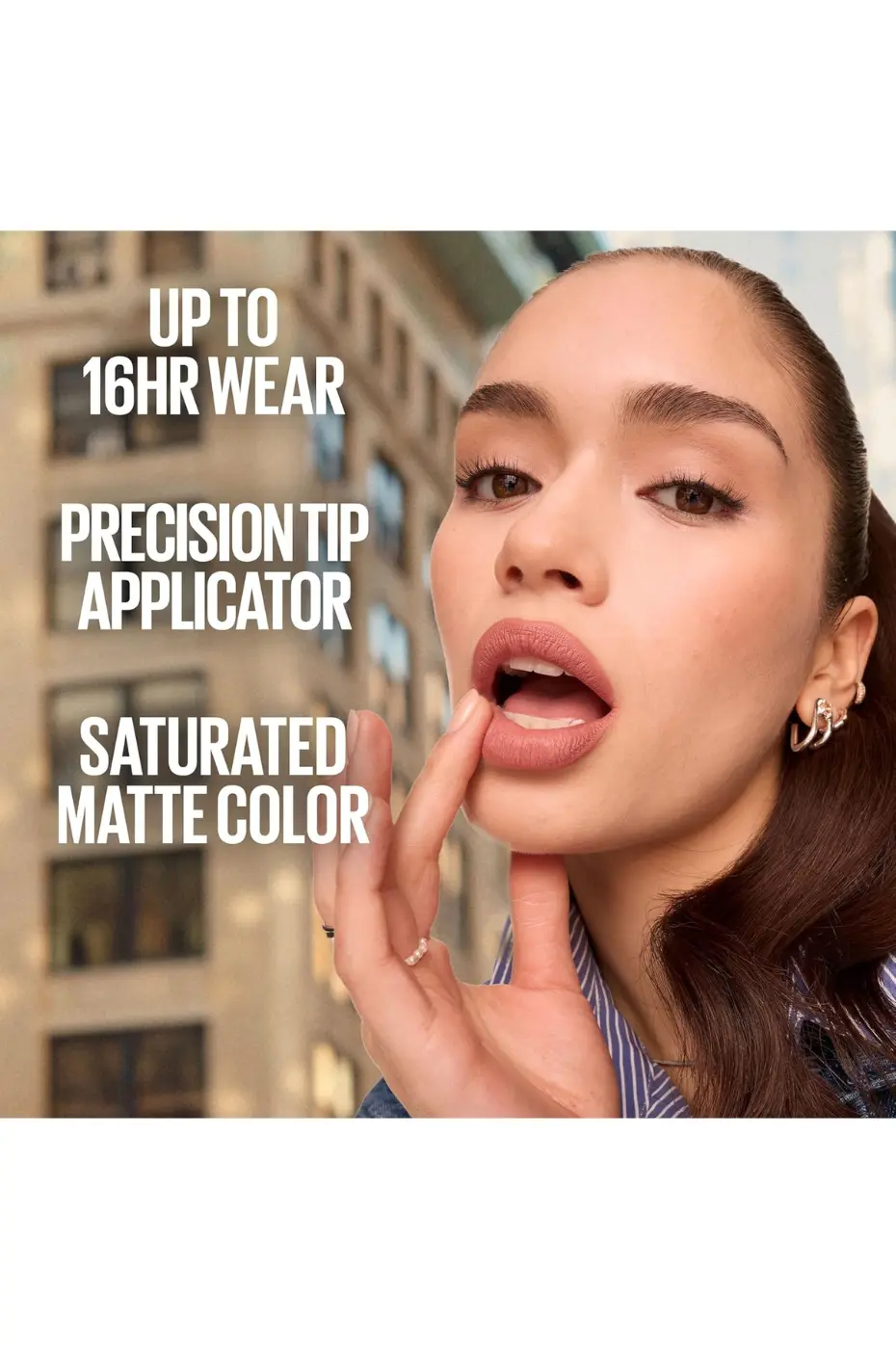 Matte Ink : 16H de Couleur Saturée, Application Précise Maybelline SuperStay Matte Ink. Modèle portant un nude. Tenue 16H, applicateur de précision, couleur mate saturée.