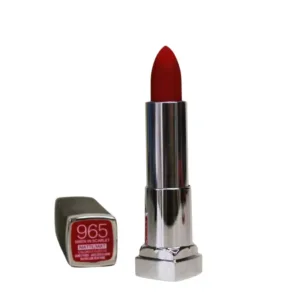Rouge à lèvres Maybelline Matte n°965 "Siren in Scarlet", tube chromé ouvert, couleur rouge intense, capuchon à côté.